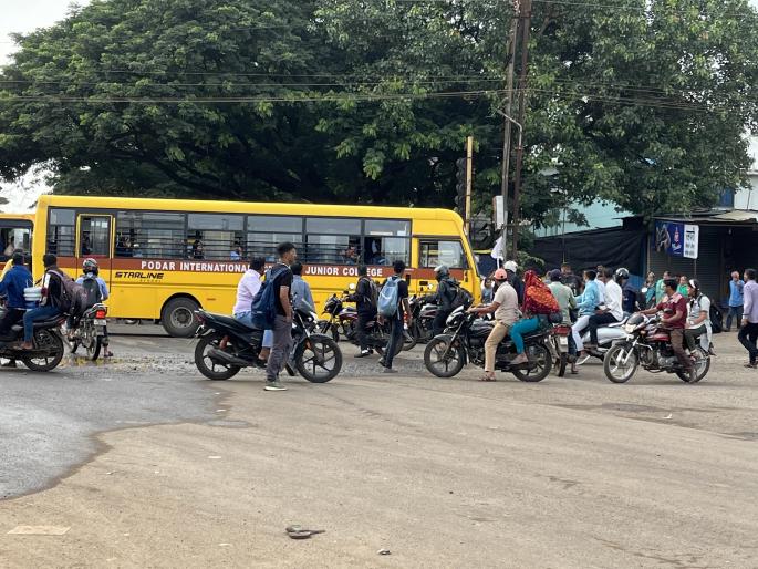 A speeding school bus ran over a bike rider at Aptenagar Chowk on Kolhapur Radhanagari Road, injuring the youth | Kolhapur: भरधाव स्कूलबसने दुचाकीस्वाराला पाच फूट फरफटत नेले, तरुण जखमी A speeding school bus ran over a bike rider at Aptenagar Chowk on Kolhapur Radhanagari Road, injuring the youth | Kolhapur: भरधाव स्कूलबसने दुचाकीस्वाराला पाच फूट फरफटत नेले, तरुण जखमी