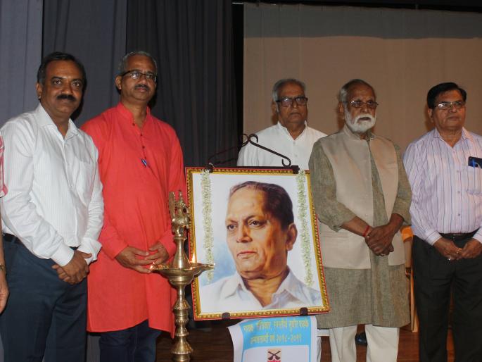 Responding to the memory of Babuji's voice, 'all those memories matched' | कोल्हापूर : बाबूजींच्या स्वरांनी गहिवरले रसिक, ‘जुळल्या सगळ्या त्या आठवणीं’ना प्रतिसाद Responding to the memory of Babuji's voice, 'all those memories matched' | कोल्हापूर : बाबूजींच्या स्वरांनी गहिवरले रसिक, ‘जुळल्या सगळ्या त्या आठवणीं’ना प्रतिसाद