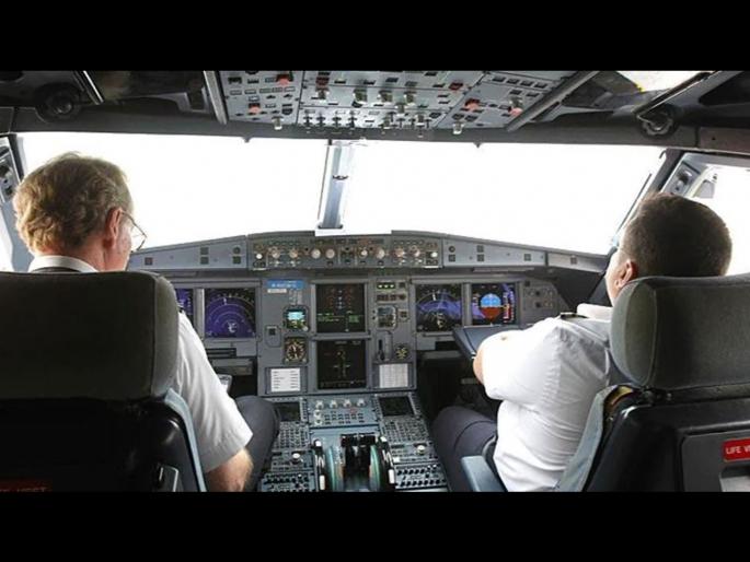 Pilot saw cobra under his seat then made safe emergency landing | 11 हजार फुटांवर विमान, पायटलच्या पाठीवर जगातील सर्वात विषारी साप; जरा जरी हलला असता... Pilot saw cobra under his seat then made safe emergency landing | 11 हजार फुटांवर विमान, पायटलच्या पाठीवर जगातील सर्वात विषारी साप; जरा जरी हलला असता...