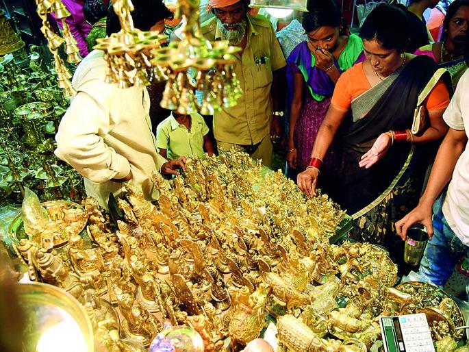 Gold jewelery attracted gold | धनत्रयोदशीला सोने झळाळले Gold jewelery attracted gold | धनत्रयोदशीला सोने झळाळले