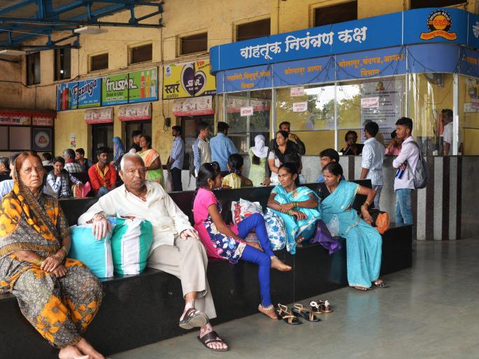 Anne Diwali passenger traffic, 'Lal angel' stopped in Kolhapur | ऐन दिवाळीत प्रवाशांचे हाल, कोल्हापुरात ‘लाल परी’ थांबली Anne Diwali passenger traffic, 'Lal angel' stopped in Kolhapur | ऐन दिवाळीत प्रवाशांचे हाल, कोल्हापुरात ‘लाल परी’ थांबली