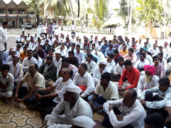 Kolhapur: The farmers closed the onions deal, the angry farmers were in front of the market committee | कोल्हापूर :शेतकऱ्यांनी कांदे सौदे बंद पाडले, संतप्त शेतकऱ्यांचा बाजार समितीसमोर ठिय्या Kolhapur: The farmers closed the onions deal, the angry farmers were in front of the market committee | कोल्हापूर :शेतकऱ्यांनी कांदे सौदे बंद पाडले, संतप्त शेतकऱ्यांचा बाजार समितीसमोर ठिय्या