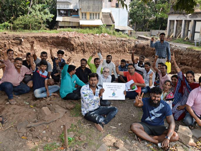 Chipko agitation for trees at the police line | पोलीस लाईन येथील झाडांसाठी चिपको आंदोलन Chipko agitation for trees at the police line | पोलीस लाईन येथील झाडांसाठी चिपको आंदोलन