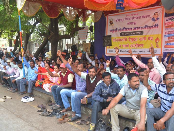 Kolhapur: Results on Recovery, Proof, Seven Divisions: Pictures on Chavadis | कोल्हापूर : वसुली, दाखले, सातबाऱ्यांच्या कामकाजावर परिणाम: चावड्यांवरील चित्र Kolhapur: Results on Recovery, Proof, Seven Divisions: Pictures on Chavadis | कोल्हापूर : वसुली, दाखले, सातबाऱ्यांच्या कामकाजावर परिणाम: चावड्यांवरील चित्र