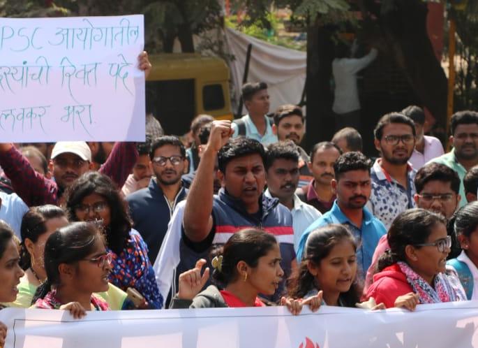 Permanently close the audit portal; Front at the Collector's Office | महापरीक्षा पोर्टल कायमचे बंद करा; जिल्हाधिकारी कार्यालयावर मोर्चा