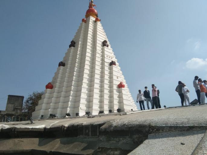 Dangerous Koba on the top of Ambabai temple - Mahesh Jadhav | अंबाबाई मंदिर शिखरावर ५ फूट उंचीचे १ हजार टन धोकादायक कोबा Dangerous Koba on the top of Ambabai temple - Mahesh Jadhav | अंबाबाई मंदिर शिखरावर ५ फूट उंचीचे १ हजार टन धोकादायक कोबा