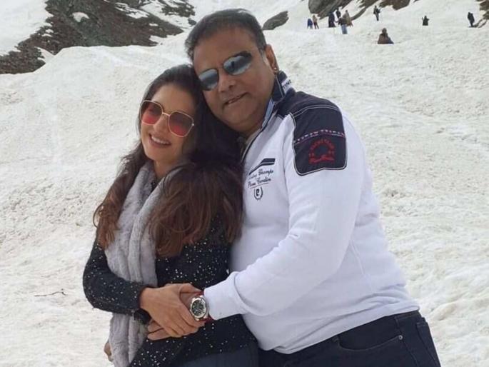 Bhagyashree performs romantic dance to Sridevi's song with her husband in Barfal Dongar, watch video | बर्फाळ डोंगरात भाग्यश्रीने नवऱ्यासोबत श्रीदेवीच्या गाण्यावर केला रोमँटिक डान्स, पहा व्हिडीओ Bhagyashree performs romantic dance to Sridevi's song with her husband in Barfal Dongar, watch video | बर्फाळ डोंगरात भाग्यश्रीने नवऱ्यासोबत श्रीदेवीच्या गाण्यावर केला रोमँटिक डान्स, पहा व्हिडीओ