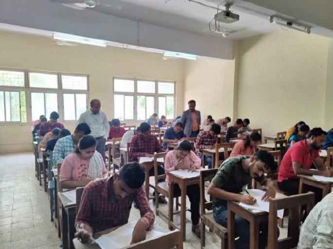 1743 candidates appeared absent in 'MPSC' examination in Akola district | 'MPSC'च्या परिक्षेला १७४३ उमेदवार गैरहजर! अकोल्यातील ३१ केंद्रांवर ६७१२ उमेदवारांनी दिली परीक्षा 1743 candidates appeared absent in 'MPSC' examination in Akola district | 'MPSC'च्या परिक्षेला १७४३ उमेदवार गैरहजर! अकोल्यातील ३१ केंद्रांवर ६७१२ उमेदवारांनी दिली परीक्षा