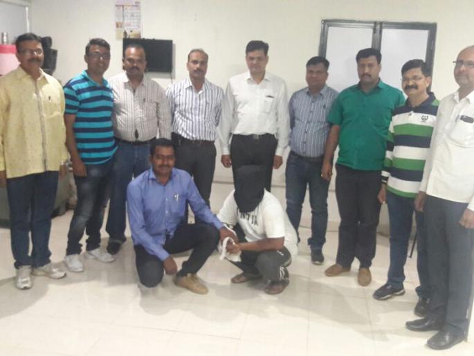 nashik,old,man,atm,helo,criminal,arrested | नाशिकमध्ये एटीएममध्ये मदतीच्या नावाखाली वृद्धांना गंडविणा-या संशयितास अटक nashik,old,man,atm,helo,criminal,arrested | नाशिकमध्ये एटीएममध्ये मदतीच्या नावाखाली वृद्धांना गंडविणा-या संशयितास अटक