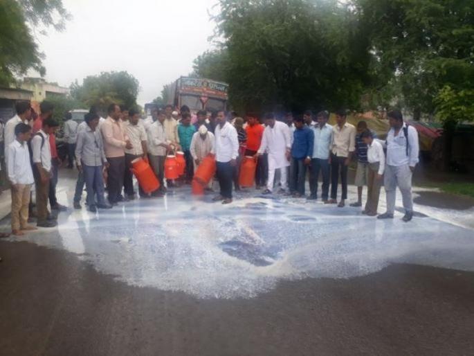 Live Update milk dairy farmers went on strike | Milk Supply Live Update - स्वाभिमानीचं दूध आंदोलन चिघळलं, हडपसरमध्ये गोकूळ दुधाचा टँकर फोडला