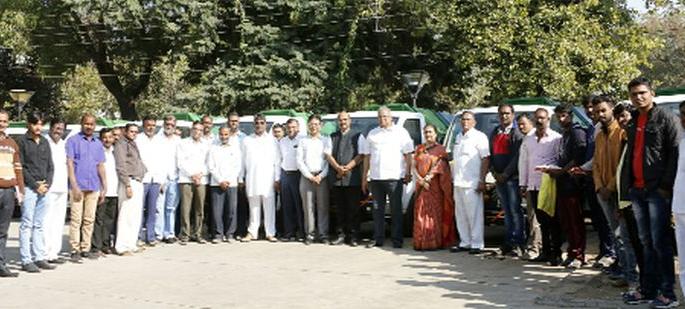 New 7 trains for garbage collection | कचरा संकलनासाठी नवीन ७ गाड्या New 7 trains for garbage collection | कचरा संकलनासाठी नवीन ७ गाड्या