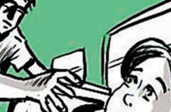 The employee was beaten and robbed of cash | कर्मचाऱ्याला मारहाण करून रोकड लुटली The employee was beaten and robbed of cash | कर्मचाऱ्याला मारहाण करून रोकड लुटली