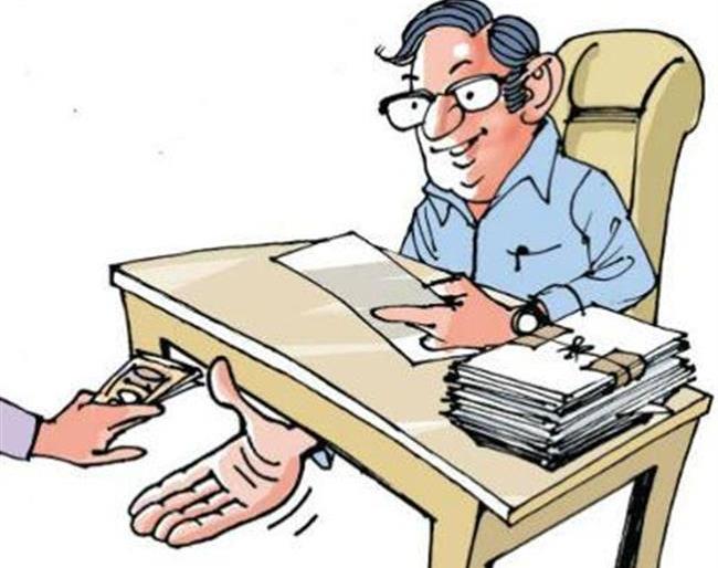 In the morning, the Irrigation Inspector of the Intelligence Bureau, | सताऱ्यात पाटबंधारेचा निरीक्षक लाचलुचपत विभागाच्या 'जाळ्यात' In the morning, the Irrigation Inspector of the Intelligence Bureau, | सताऱ्यात पाटबंधारेचा निरीक्षक लाचलुचपत विभागाच्या 'जाळ्यात'