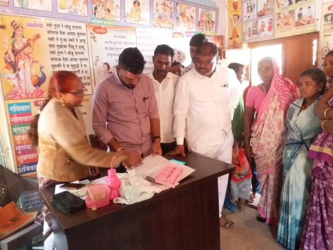 One kilogram for fifteen children | पंधरा मुलांसाठी एक किलो खिचडी One kilogram for fifteen children | पंधरा मुलांसाठी एक किलो खिचडी