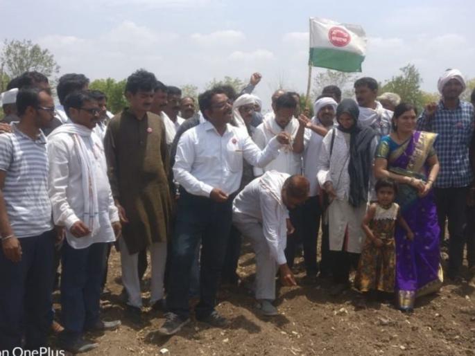 Farmer of Adgaon Sowing of non-approved 'HTBT' cotton seeds | मान्यता नसलेल्या ‘एचटीबीटी’ कापूस बियाण्यांची पेरणी  Farmer of Adgaon Sowing of non-approved 'HTBT' cotton seeds | मान्यता नसलेल्या ‘एचटीबीटी’ कापूस बियाण्यांची पेरणी