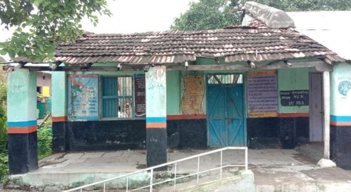 37 school buildings destroyed in Murtijapur taluka | मुर्तीजापूर तालुक्यात ३७ शाळांच्या इमारती शिकस्त; मुंगशी येथे शाळेचे छत कोसळले 37 school buildings destroyed in Murtijapur taluka | मुर्तीजापूर तालुक्यात ३७ शाळांच्या इमारती शिकस्त; मुंगशी येथे शाळेचे छत कोसळले