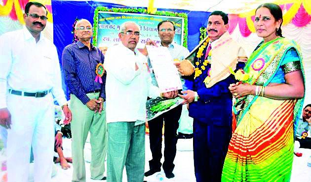 Farmers should take initiative for the development of agriculture | शेतीच्या विकासासाठी शेतकऱ्यांनी पुढाकार घ्यावा Farmers should take initiative for the development of agriculture | शेतीच्या विकासासाठी शेतकऱ्यांनी पुढाकार घ्यावा