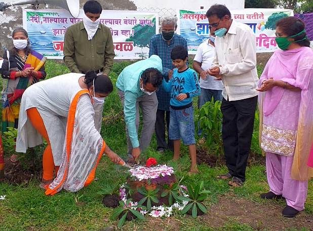 Birthday of the trees celebrated by cutting the dung cake | शेणाचा केक कापून साजरा केला झाडांचा वाढदिवस Birthday of the trees celebrated by cutting the dung cake | शेणाचा केक कापून साजरा केला झाडांचा वाढदिवस