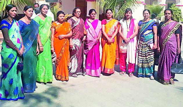 Women assembled against the country's liquor shops | देशी दारू दुकानाविरोधात महिला एकवटल्या