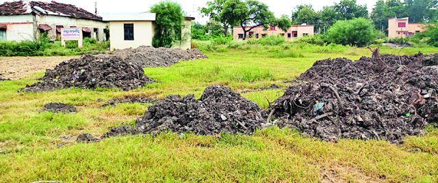 Garbage in girls school instead of Muruma | मुरुमाऐवजी कन्या शाळेत कचरा Garbage in girls school instead of Muruma | मुरुमाऐवजी कन्या शाळेत कचरा