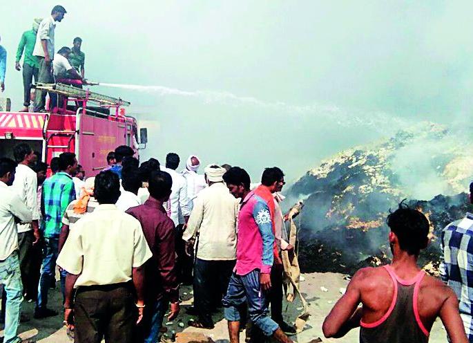 Mr. Balaji Jining fire at Daryapur | दर्यापूरच्या श्री बालाजी जिनिंगला आग