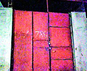 Locks outside and cattle slaughtered inside | बाहेरून कुलूप अन् आतमध्ये गोवंशाची कत्तल Locks outside and cattle slaughtered inside | बाहेरून कुलूप अन् आतमध्ये गोवंशाची कत्तल