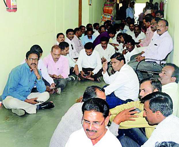 Teachers' federation stance at the Deputy Directorate of Education | शिक्षण उपसंचालक कार्यालयात शिक्षक महासंघाचा ठिय्या