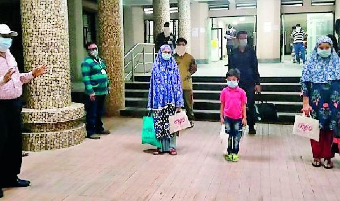 Six discharged from Kovid Hospital | कोविड रुग्णालयातील सहा जणांना ‘डिस्चार्ज’ Six discharged from Kovid Hospital | कोविड रुग्णालयातील सहा जणांना ‘डिस्चार्ज’