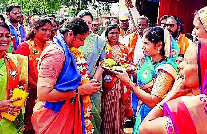 Maharashtra Election 2019 ; Preeti Bund's power show in Badnera constituency | Maharashtra Election 2019 ; बडनेरा मतदारसंघात प्रीती बंड यांचे शक्तिप्रदर्शन Maharashtra Election 2019 ; Preeti Bund's power show in Badnera constituency | Maharashtra Election 2019 ; बडनेरा मतदारसंघात प्रीती बंड यांचे शक्तिप्रदर्शन