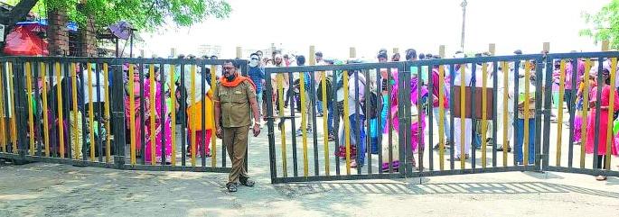 ST bus service abruptly stopped, passenger cable | एसटी बसेसची सेवा अचानक बंद, प्रवाशांची तारांबळ ST bus service abruptly stopped, passenger cable | एसटी बसेसची सेवा अचानक बंद, प्रवाशांची तारांबळ