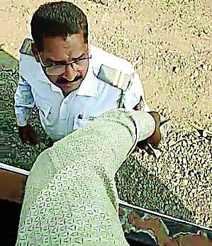 Traffic Police Money Vide Viral Video | वाहतूक पोलीस पैसे घेतानाचा व्हिडिओ व्हायरल Traffic Police Money Vide Viral Video | वाहतूक पोलीस पैसे घेतानाचा व्हिडिओ व्हायरल