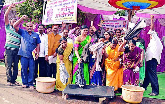Washing the clothes of Parity community in front of District Cacheri | जिल्हा कचेरीसमोर परीट समाजाचे कपडे धुणे आंदोलन Washing the clothes of Parity community in front of District Cacheri | जिल्हा कचेरीसमोर परीट समाजाचे कपडे धुणे आंदोलन