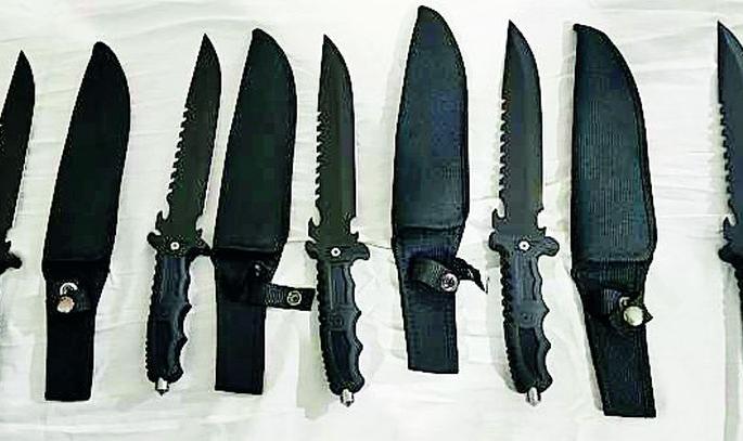 Two students arrested with a knife arrested | चाकू विक्री करणाऱ्या विद्यार्थ्यासह दोघांना अटक Two students arrested with a knife arrested | चाकू विक्री करणाऱ्या विद्यार्थ्यासह दोघांना अटक