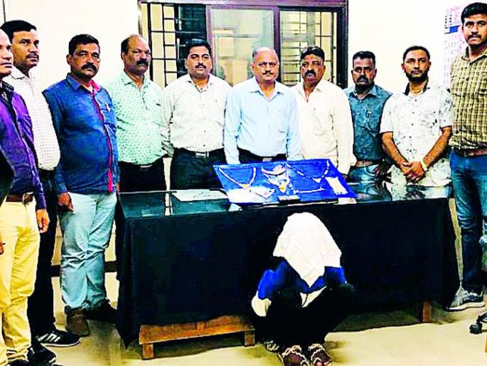 The youth, along with three minors, stole nine lakhs of gold | तीन अल्पवयीनांसह तरुणाने चोरले होते नऊ लाखांचे सोने The youth, along with three minors, stole nine lakhs of gold | तीन अल्पवयीनांसह तरुणाने चोरले होते नऊ लाखांचे सोने