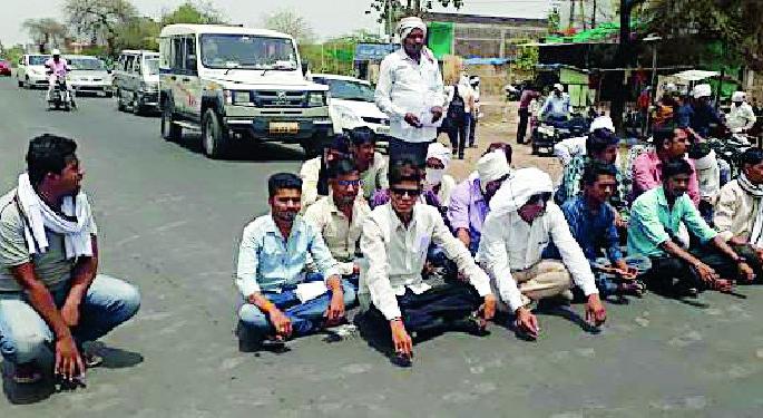 Shivsena Chakkajam, Sambhaji Brigade's aggressive agitation | शिवसेनेचा चक्काजाम, संभाजी ब्रिगेडचे आक्रमक आंदोलन Shivsena Chakkajam, Sambhaji Brigade's aggressive agitation | शिवसेनेचा चक्काजाम, संभाजी ब्रिगेडचे आक्रमक आंदोलन