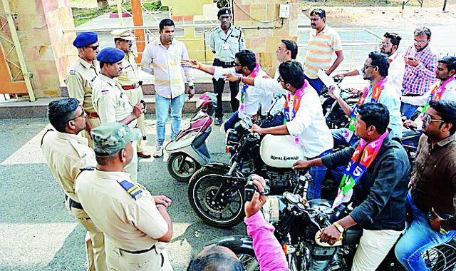 Youth Swabhiman said to lock the university | युवा स्वाभिमानने ठोकले विद्यापीठाला कुलूप