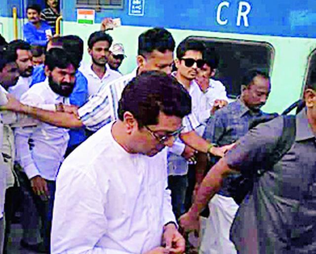 Raj Thackeray's journey by rail instead of his aircraft | राज ठाकरे यांचा विमानाऐवजी रेल्वेने प्रवास