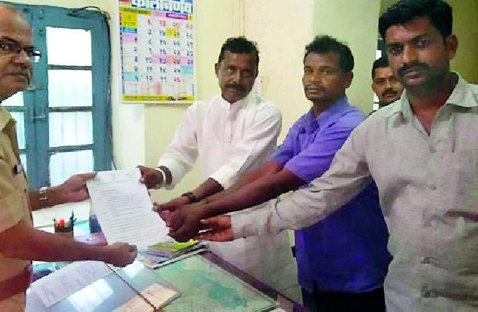 Without sacrificing an autopsy, the body of the tribal was burnt | शवविच्छेदन न करताच आदिवासीचा मृतदेह जाळला Without sacrificing an autopsy, the body of the tribal was burnt | शवविच्छेदन न करताच आदिवासीचा मृतदेह जाळला