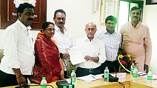 Public representatives insist for the growth of Local Body Institutions | स्थानिक स्वराज्य संस्थांच्या उत्पन्नवाढीसाठी लोकप्रतिनिधी आग्रही Public representatives insist for the growth of Local Body Institutions | स्थानिक स्वराज्य संस्थांच्या उत्पन्नवाढीसाठी लोकप्रतिनिधी आग्रही