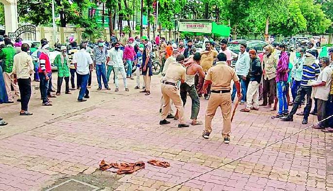 The hardened criminal beat the police | अट्टल गुन्हेगाराने पोलिसाला मारले The hardened criminal beat the police | अट्टल गुन्हेगाराने पोलिसाला मारले