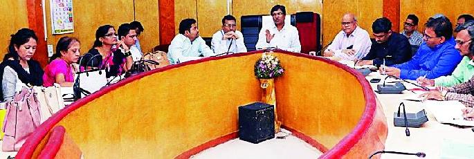 health department | आयुक्तांद्वारे आरोग्य विभागाची झाडाझडती health department | आयुक्तांद्वारे आरोग्य विभागाची झाडाझडती