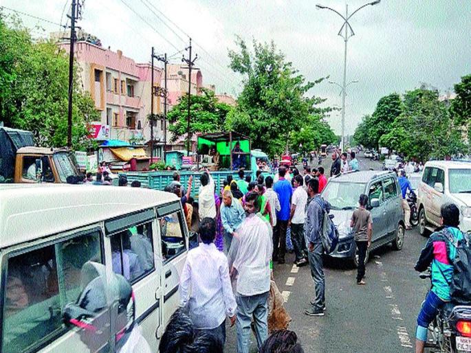 Dispute dispatching the market for weeks | आठवडे बाजार हटविताना वाद