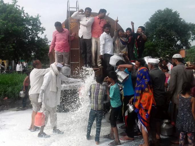 Milk teams have been compiled in Beed | बीडमध्ये दूध संघांचे संकलन ठप्पच Milk teams have been compiled in Beed | बीडमध्ये दूध संघांचे संकलन ठप्पच