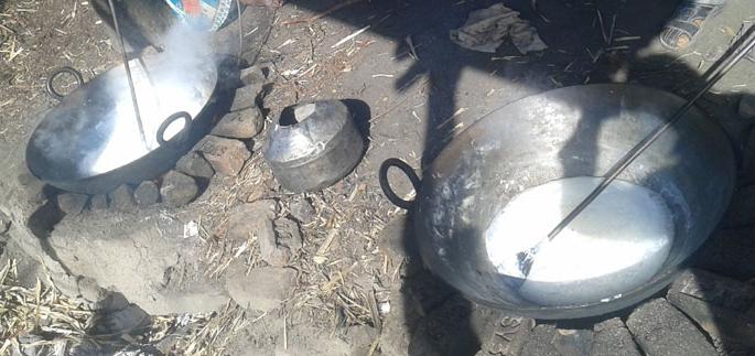 Due to lack of coverage, farmers make milk powder | हमीभाव मिळत नसल्याने शेतकरी करतात दुधाचा खवा Due to lack of coverage, farmers make milk powder | हमीभाव मिळत नसल्याने शेतकरी करतात दुधाचा खवा