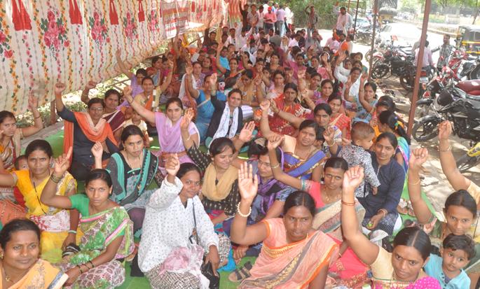 Due to the agitation, the health service in the Beed in the wind | आंदोलनामुळे बीडमध्ये आरोग्य सेवा वाऱ्यावर Due to the agitation, the health service in the Beed in the wind | आंदोलनामुळे बीडमध्ये आरोग्य सेवा वाऱ्यावर