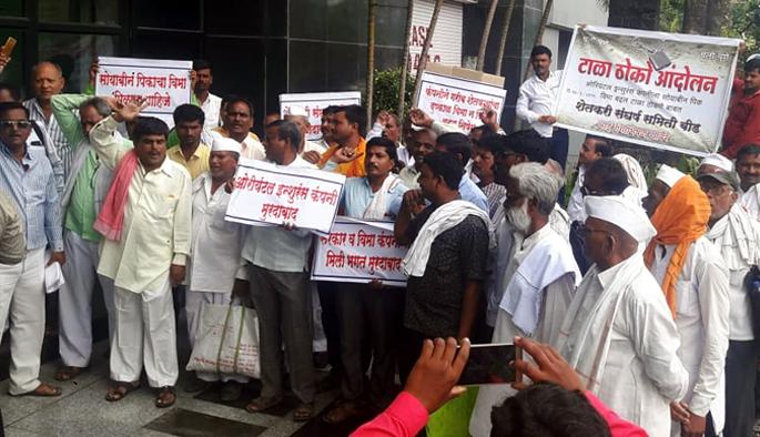 Movement of farmers of Beed district in Pune for insurance | विम्यासाठी बीड जिल्ह्यातील शेतकऱ्यांचे पुण्यात आंदोलन