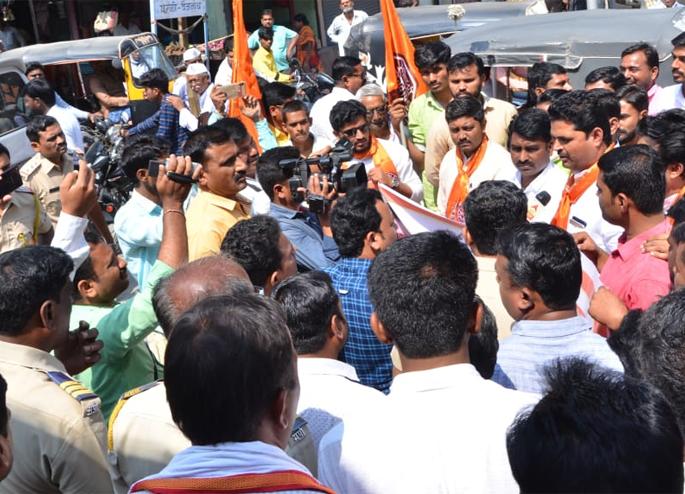 MNS agitation in front of Pankaja Munde's house for Usbila | ऊसबिलासाठी पंकजा मुंडे यांच्या घरासमोर मनसेचे आंदोलन