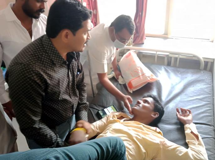 The young passenger had an affair; The bus goes straight to the district hospital | तरुण प्रवाशाला आली चक्कर; बस थेट जिल्हा रुग्णालयात The young passenger had an affair; The bus goes straight to the district hospital | तरुण प्रवाशाला आली चक्कर; बस थेट जिल्हा रुग्णालयात