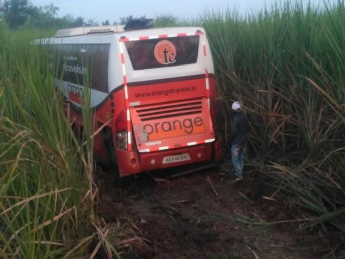 Private bus dashing on tractor; Six injured in accident on Pune-Solapur highway | खासगी बस आदळली ट्रॅक्टरवर; पुणे-सोलापूर महामार्गावरील अपघातात ६ जखमी