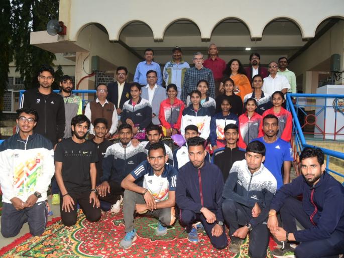 Ramdandi rushed to the aid of an old man with a slit throat! | गळा चिरलेल्या वृद्धाच्या मदतीला धावले रामदंडी ! Ramdandi rushed to the aid of an old man with a slit throat! | गळा चिरलेल्या वृद्धाच्या मदतीला धावले रामदंडी !